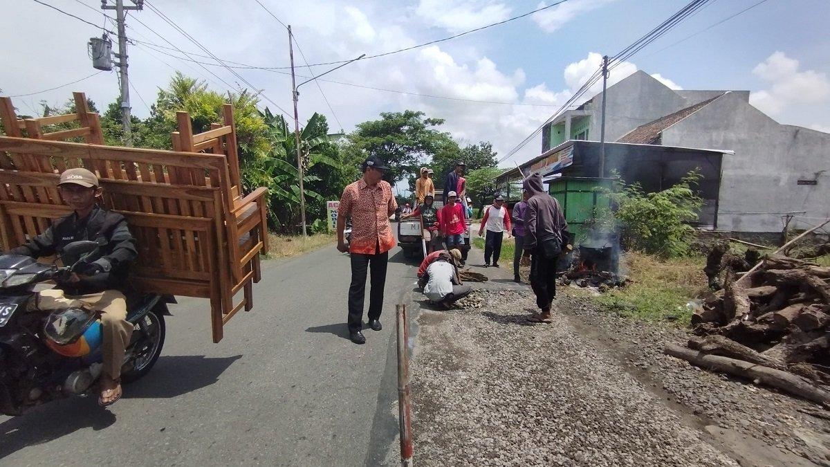 Perbaikan jalan di ruas jalan Delanggu-Juwiring di Dusun Bulan Desa Padangan, Kecamatan Wonosari, Kabupaten Klaten, Kamis (28/3/2024).