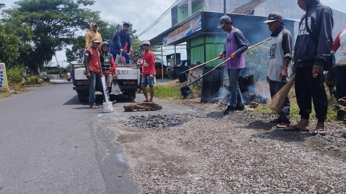 Perbaikan jalan di ruas jalan Delanggu-Juwiring di Dusun Bulan Desa Padangan, Kecamatan Wonosari, Kabupaten Klaten, Kamis (28/3/2024).