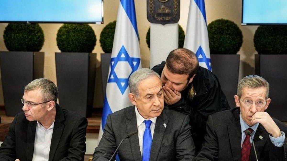 Perdana Menteri Israel Benjamin Netanyahu (tengah) diberi nasihat saat memimpin rapat kabinet di pangkalan militer Kirya, yang menampung Kementerian Pertahanan Israel, di Tel Aviv pada 24 Desember 2023. Begini kronologi rapat kabinet Netanyahu dengan IDF yang berujung cekcok.