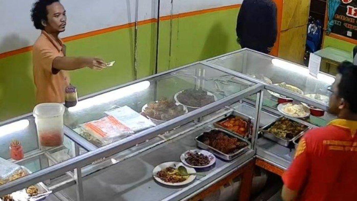 Peristiwa seorang pria yang makan dan bayar sesukanya di warteg Tanah Abang.