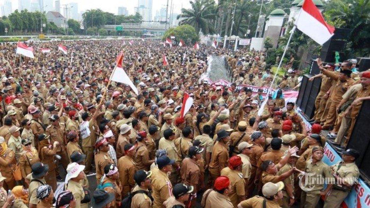 Perkumpulan Aparatur Pemerintah Desa Seluruh Indonesia berunjuk rasa di depan Gedung DPR