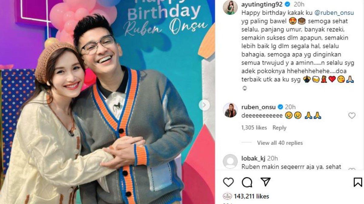 Perlakuan manis Ayu Ting Ting ke Ruben Onsu di hari ulang tahunnya.