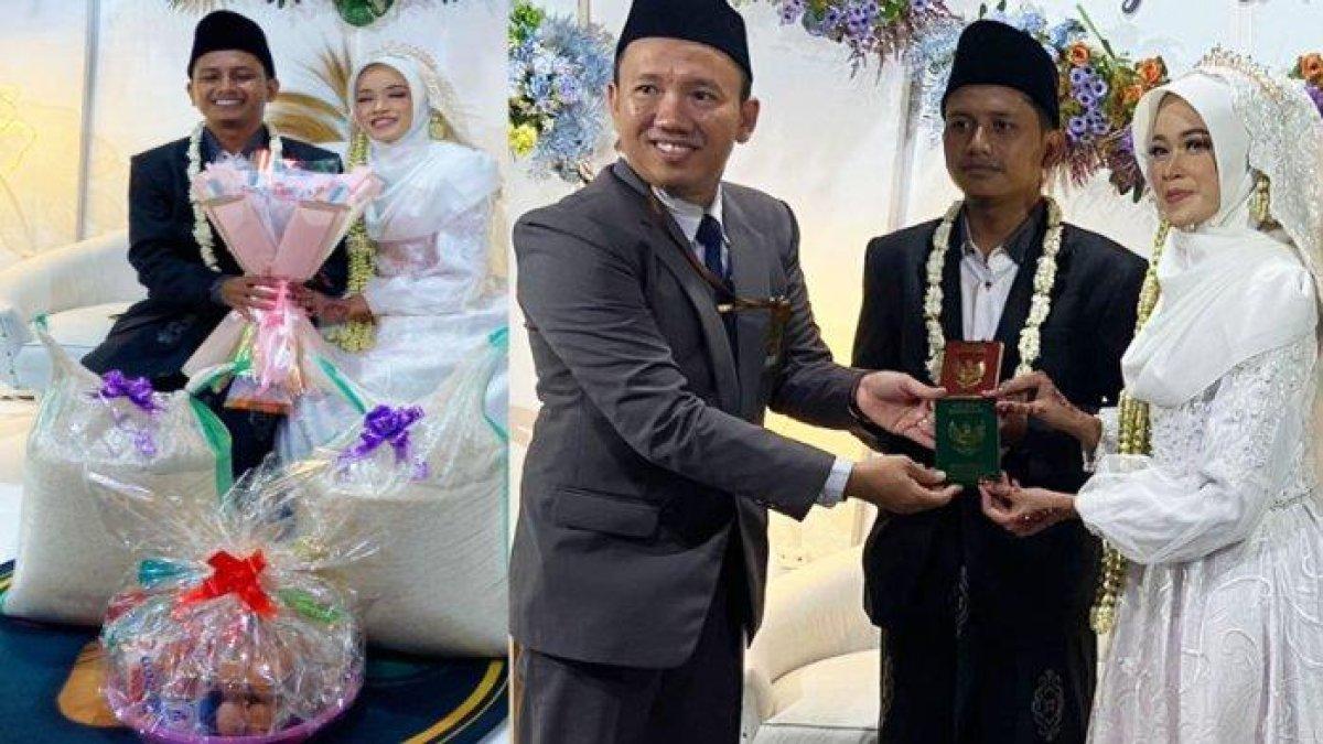 Kepala KUA Sawoo, Meky Hasan saat memberikan buku nikah ke pasangan Irwan Sokib dan Ikrima Zakiyah yang memilih beras sebagai mahar pernikahan, Kamis (29/2/2024)