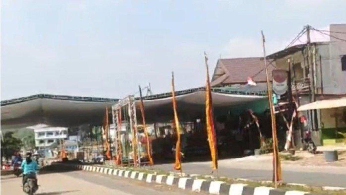 Pernikahan anak anggota DPRD Kepulauan Riau, Irwansyah menjadi sorotan publik lantaran memasang tenda hajatan pada dua lajur jalan utama