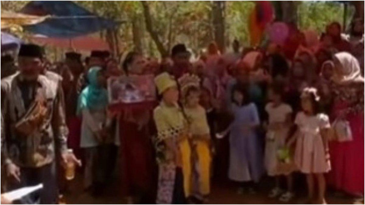 Pernikahan anak di bawah umur di Madura, diduga dijodohkan.
