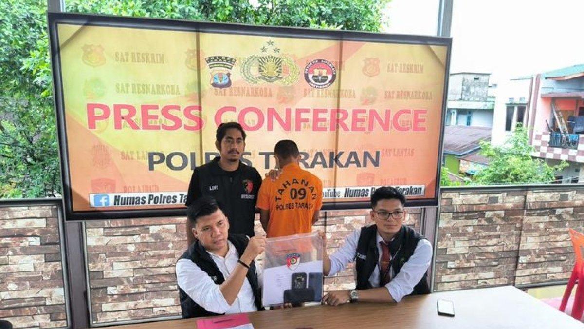 Pers rilis kasus penyebaran video dan foto bugil pelajar SMA di Tarakan Kaltara. Pelaku menyebarnya di grup medsos karena tak terima diputus korban