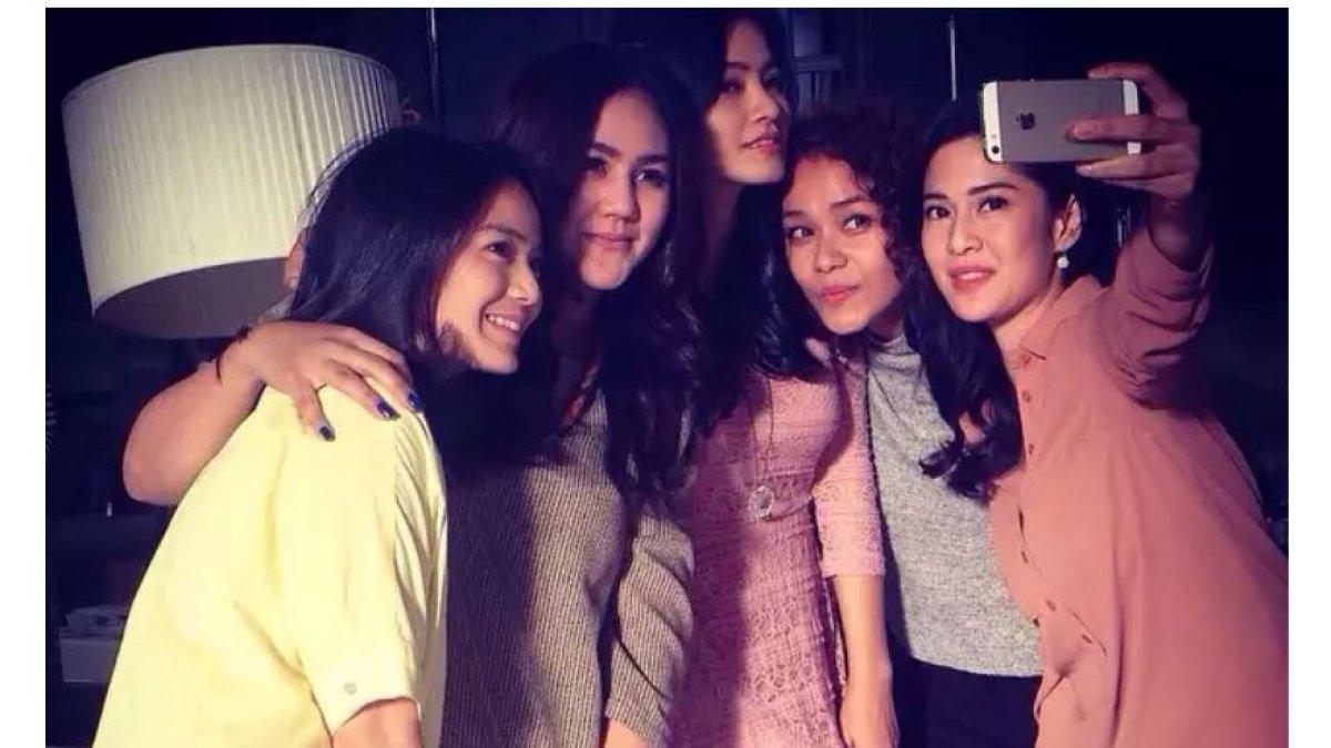Persahabatan para pemain film AADC.