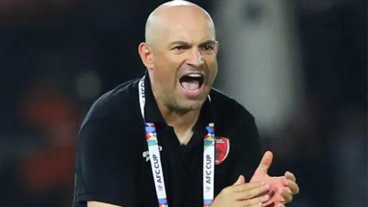 Pelatih PSM Makassar, Bernardo Tavares sedang memberikan instruksi kepada pemainnya.