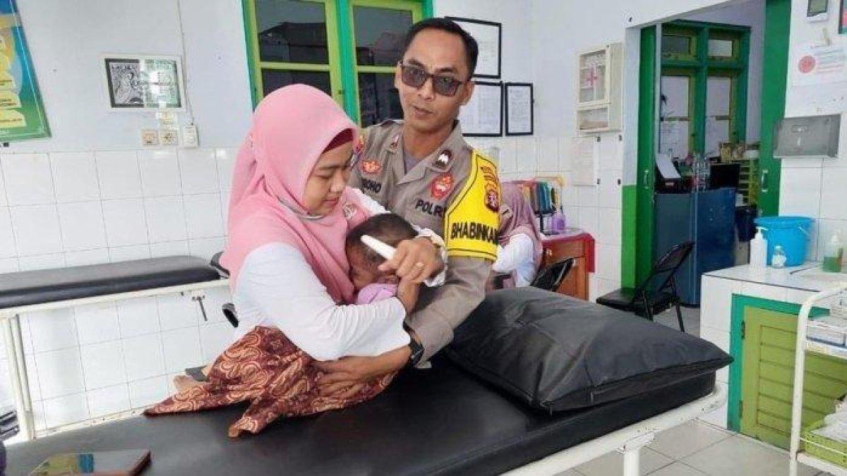 Personel Polres Kotim saat mendatangi balita di semak-semak ke Puskesmas II Baamang