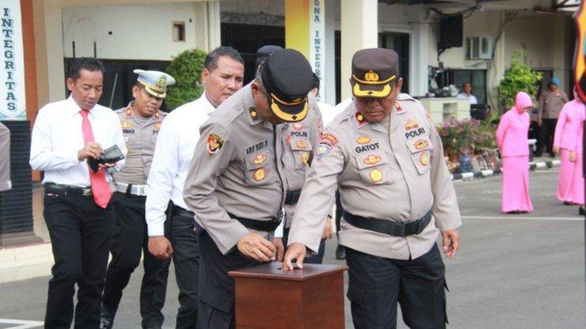 Personil Polresta Cilacap mengumpulkan donasi untuk pengobatan FF