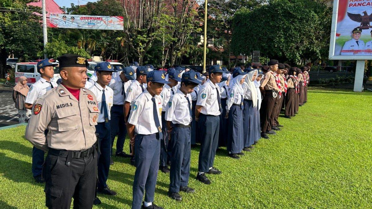 HARI PANCASILA KLATEN - Perwakilan pelajar di Klaten mengikuti peringatan Hari Lahir Pancasila di Halaman Pendopo Pemkab Klaten, Minggu (1/6/2025).