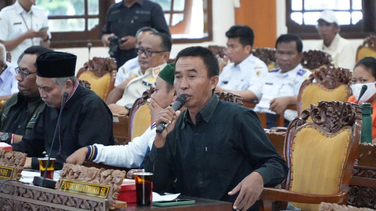DEMO TPA TROKETON - Perwakilan warga yang menuntut perbaikan tata kelola TPA Troketon, mengikuti audiensi bersama Bupati Klaten dan Jajaran Forkopimda Klaten, di Gedung Rapat Paripurna DPRD Klaten, pada Rabu (14/5/2025).