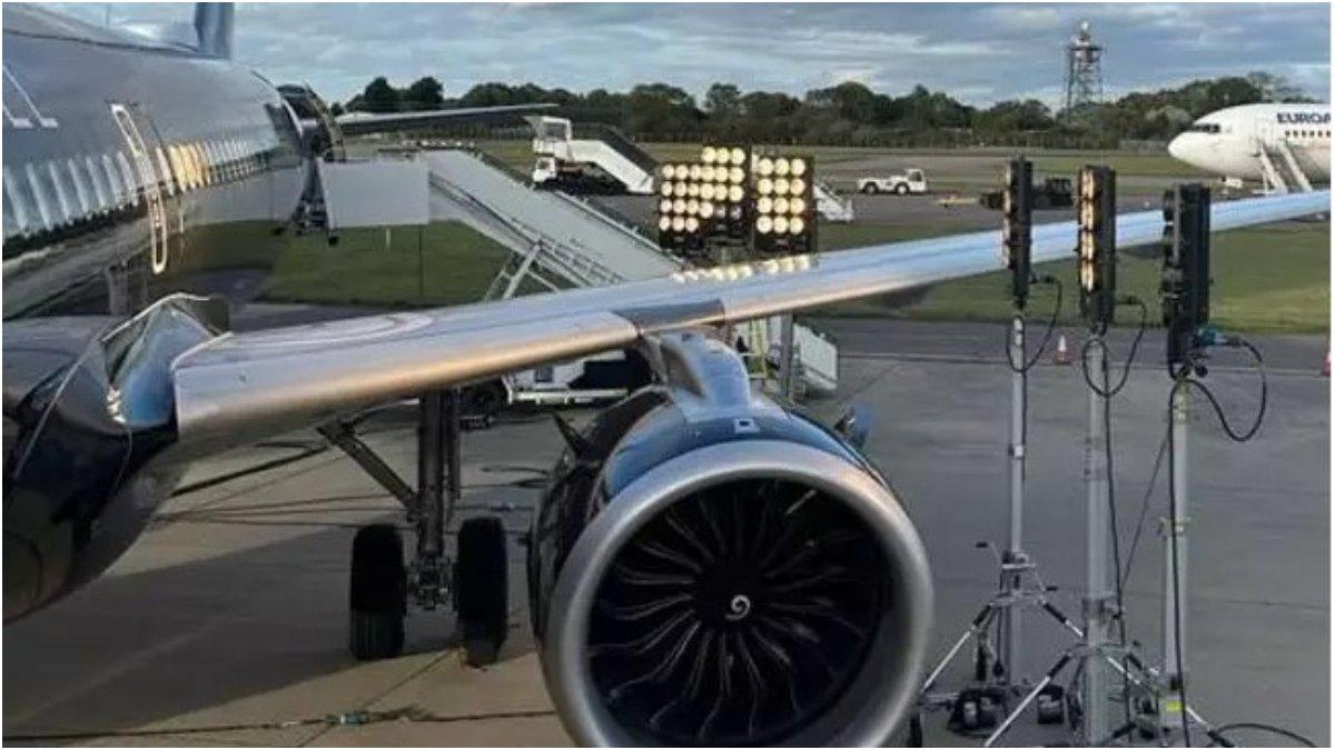 Pesawat Airbus A321 kacanya copot saat lepas landas.