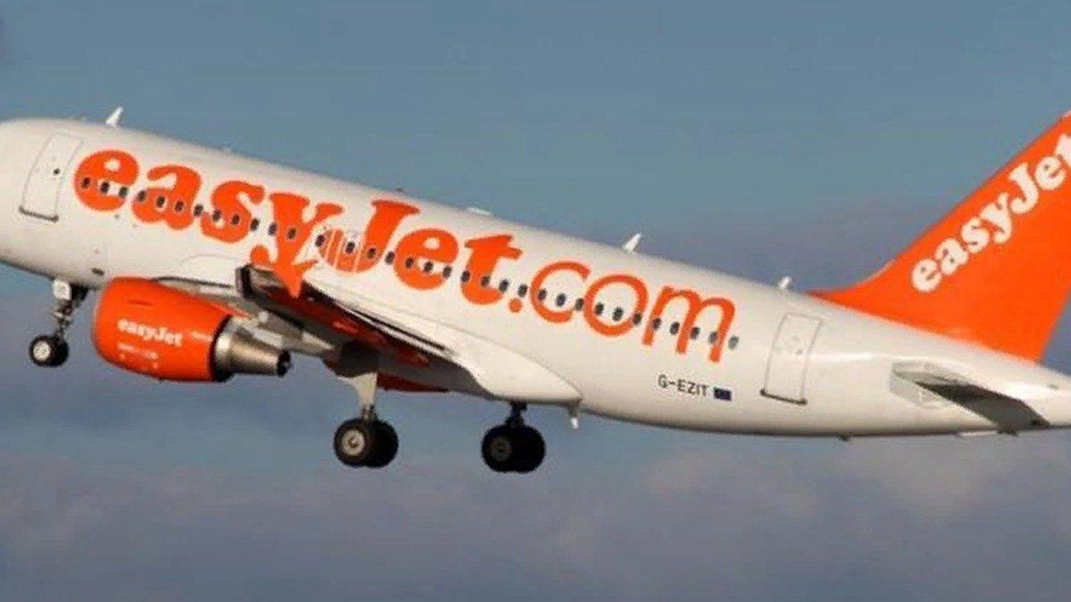 Pesawat Easy Jet terpaksa gagal terbang setelah penumpang BAB di lantai toilet.