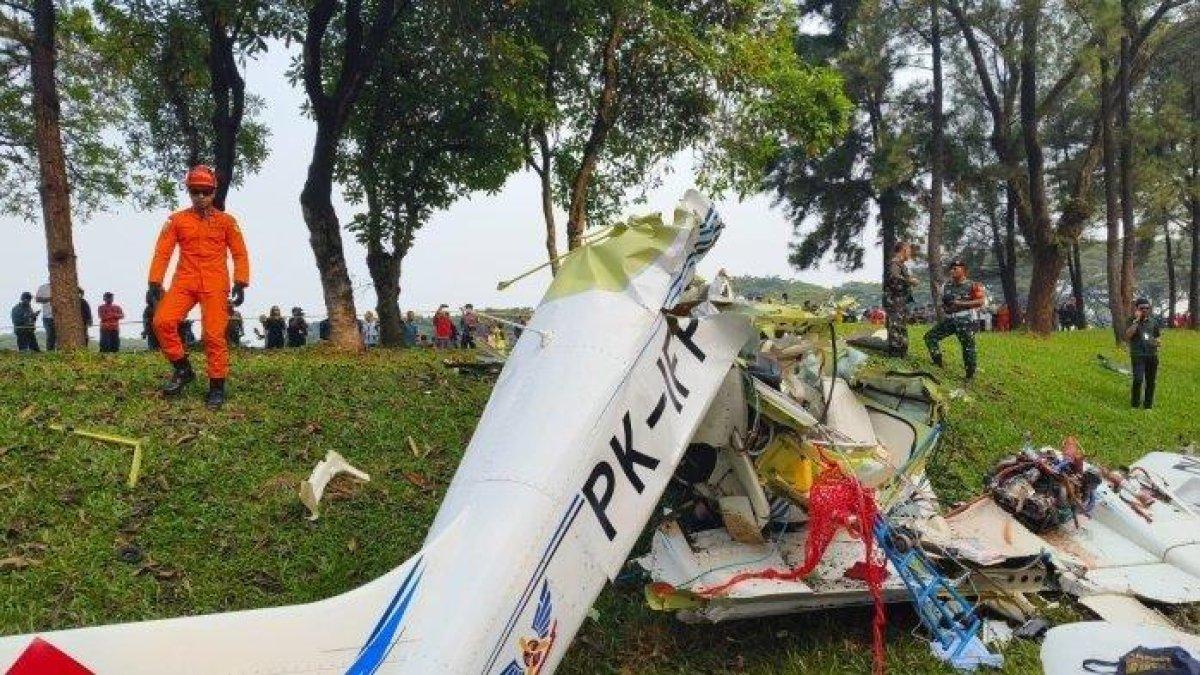 Pesawat latih PK-IFP jatuh di kawasan BSD, Serpong, Tangerang Selatan, Minggu 919/5/2024)