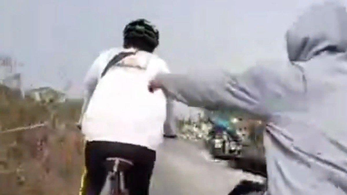 Pesepeda jadi korban penjambretan, di Jalan Inspeksi Kalimalang, Bekasi, Jawa Barat.