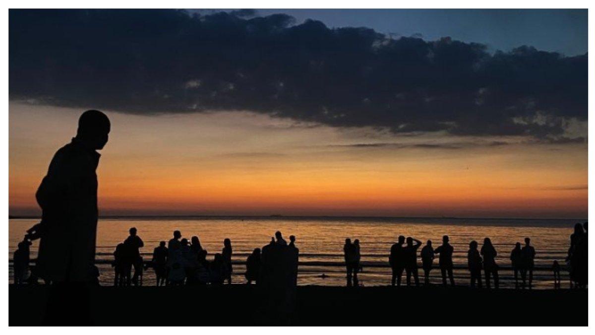 PESONA DI SORE HARI PANTAI BOSOWA - Nikmati keindahan matahari terbenam di Pantai Bosowa, Makassar, Sulawesi Selatan.