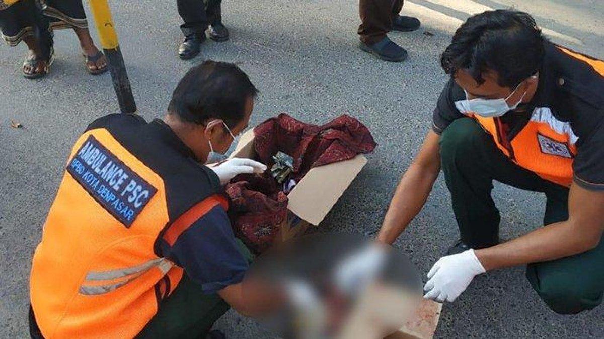 Petugas BPBD Denpasar evakuasi orok bayi yang dibuang di jalanan