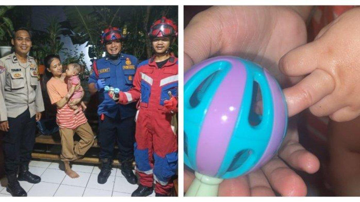 Petugas Damkar Jagakarsa mengevakuasi jari bayi yang terjepit di mainan kerincingan di kawasan Cipedak, Jakarta Selatan pada Selasa (7/11/2023).