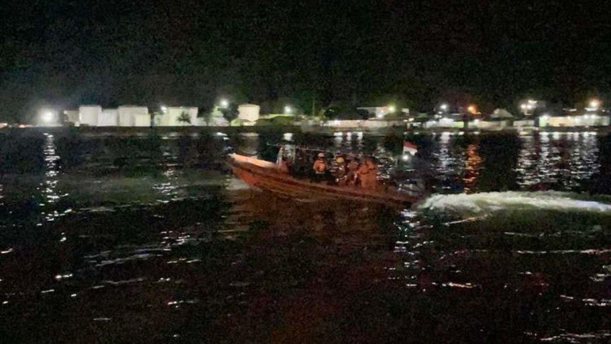 Petugas Kantor Pencarian dan Pertolongan Provinsi Gorontalo tengah mencari Mohammad Nujrul Lamuyu (12) korban tenggelam di teluk Gorontalo. Mohammad Nujrul Lamuyu (12) hilang terseret ombak saat mandi di Pantai Indah Keluarahan Pohe.