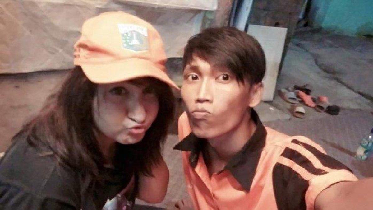 Petugas PPSU Pondok Labu, Awan bersama perempuan asal Austria Arzum Bali yang kini telah menjadi istrinya pada Rabu (28/8/2019).