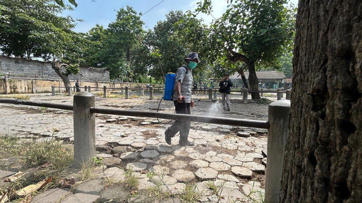 Petugas Pasar Prambanan, Desa Kebondalem Kidul, Kecamatan Prambanan, Klaten melakukan penyemprotan desinfektan, antisipasi penyebaran virus PMK di Klaten, pada Kamis (9/1/2024).