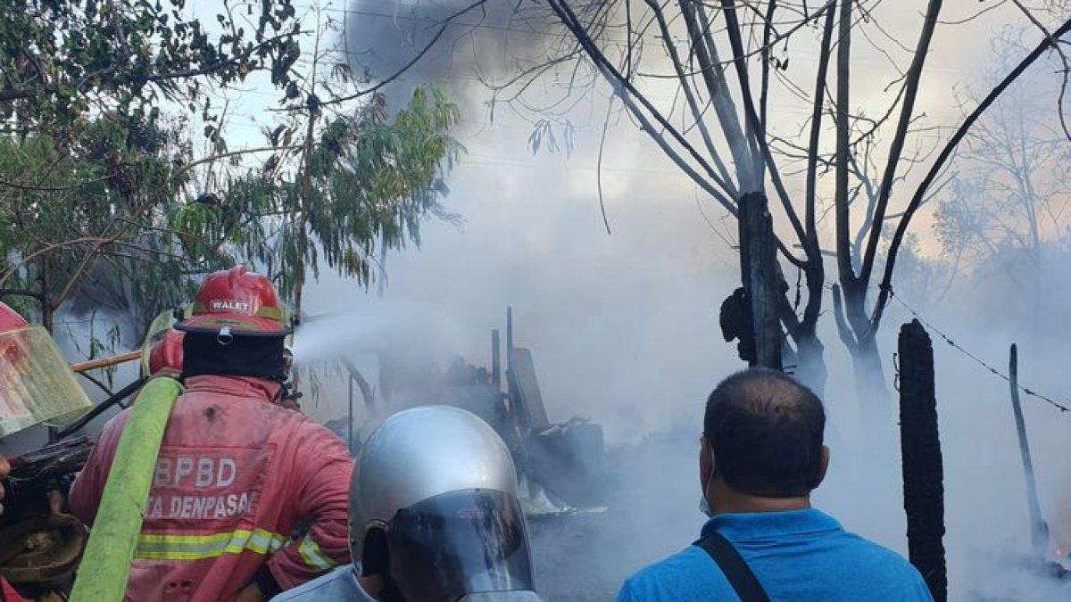 Petugas Pemadam Kebakaran Denpasar bersama warga berjibaku memadamkan api dalam peristiwa kebakaran rumah di Jalan By Pass Ngurah Rai, Gang Kakman, Suwung, Kauh Pemogan, Kecamatan Denpasar Selatan, Kota Denpasar, Bali, pada Rabu (9/8/2023).