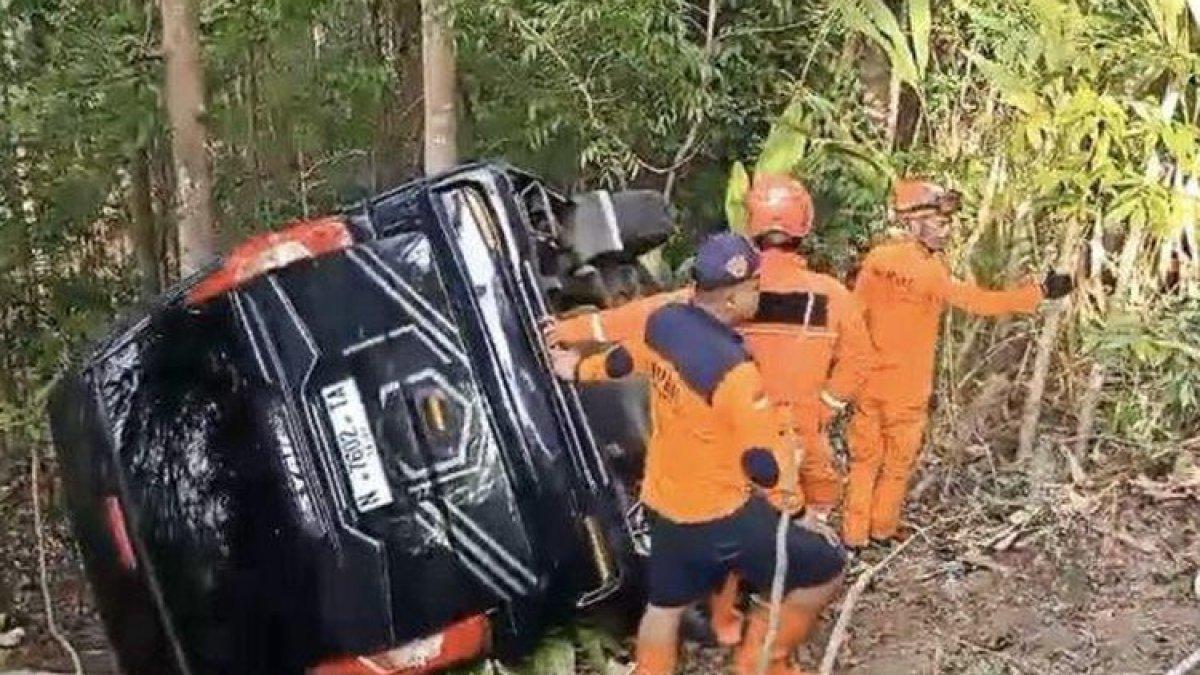 Petugas SAR mengevakuasi minibus yang mengalami kecelakaan di jalur Cinomati, Kabupaten Bantul, Daerah Istimewa Yogyakarta (DIY), Sabtu (9/12/2023) siang. 