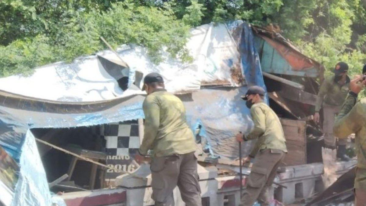 Petugas Satpol PP Kota Semarang, Jawa Tengah merobohkan lapak di Jalan Kaligawe Raya, Kecamatan Genuk, Kota Semarang, Jawa Tengah (Jateng).