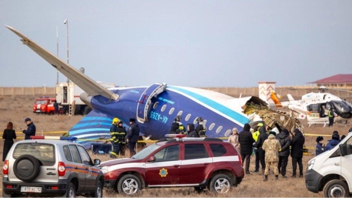 Petugas bekerja di lokasi jatuhnya pesawat penumpang Azerbaijan Airlines dekat kota Aktau di Kazakh barat pada 25 Desember 2024.