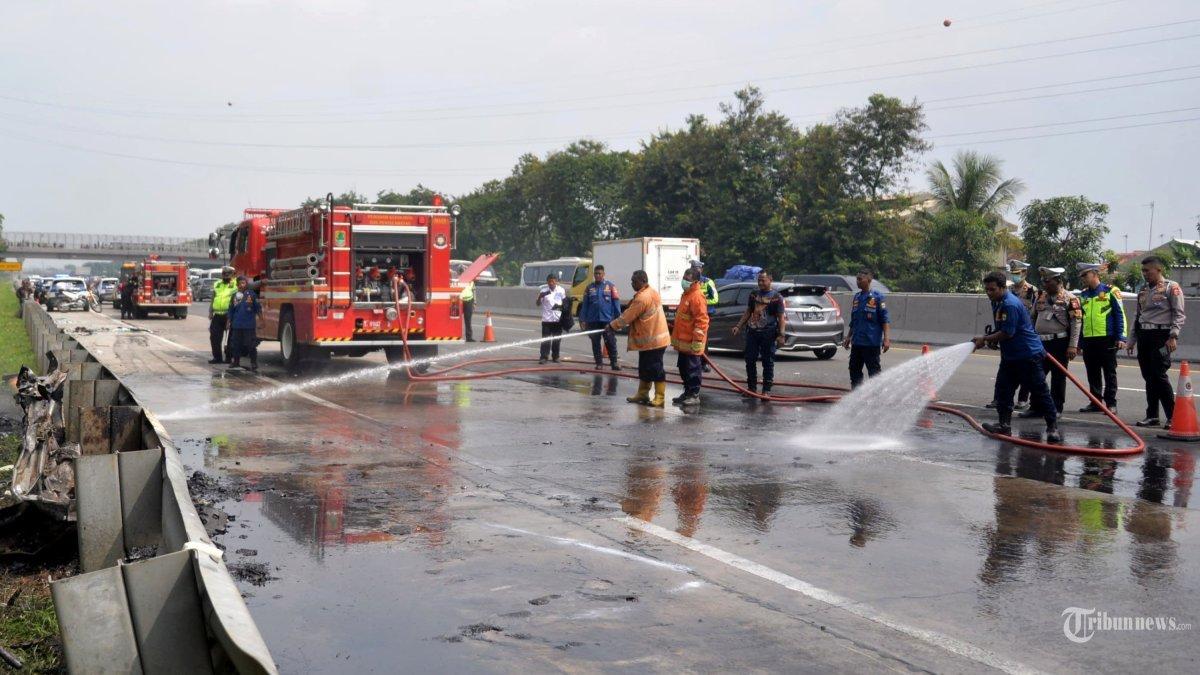 Penyebab kecelakaan maut yang melibatkan tiga kendaraan terjadi di KM 58 Tol Jakarta-Cikampek, Karawang, diduga sopir gran max kelelahan.