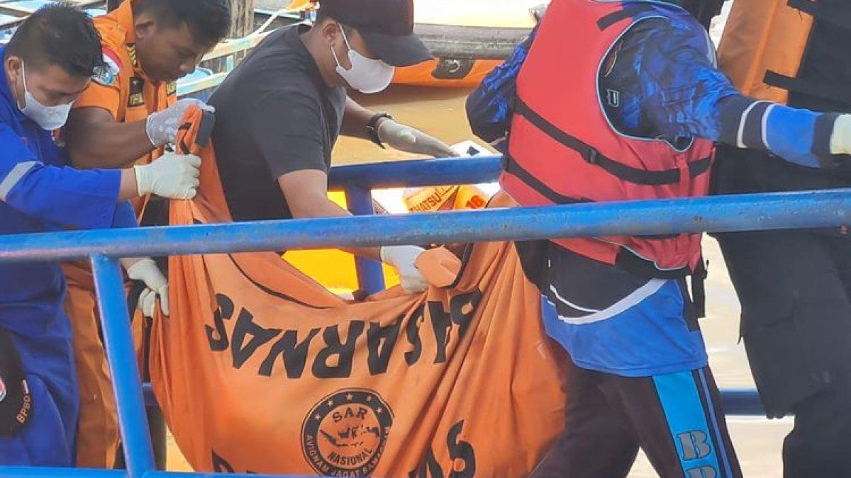 Petugas gabungan mengevakuasi jasad anak yang tenggelam di Sungai Siak, Kota Pekanbaru, Riau, Rabu (15/11/2023).
