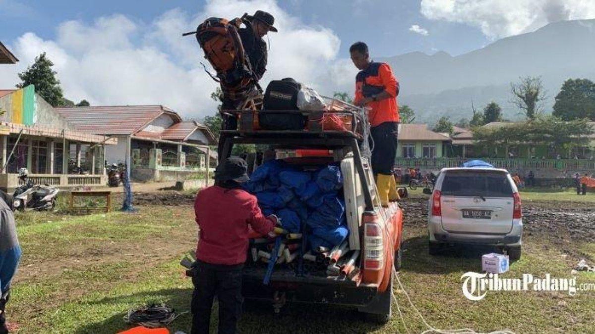 Petugas gabungan pencarian korban erupsi Gunung Marapi bersiap-siap untuk pulang pasca-operasi pencarian telah ditutup, Rabu (7/12/2023). Semua korban erupsi berjumlah 75 orang berhasil dievakuasi.
