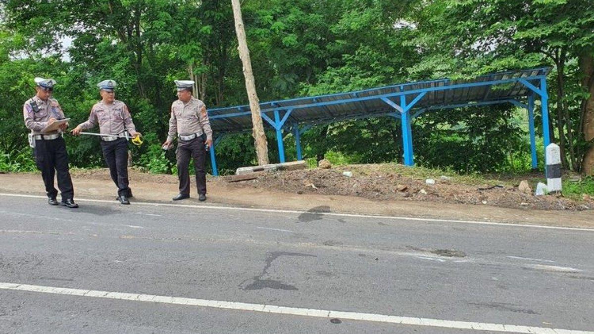 Petugas kepolisian olah TKP lokasi kecelakaan bus pariwisata di ja