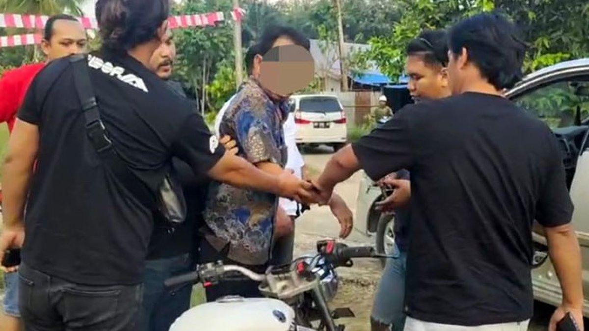 Petugas kepolisian saat menangkap dukun pelaku pencabulan, di Kabupaten Inhu, Riau, Senin (4/9/2023) hingga menyebabkan seorang wanita hamil 7 bulan.