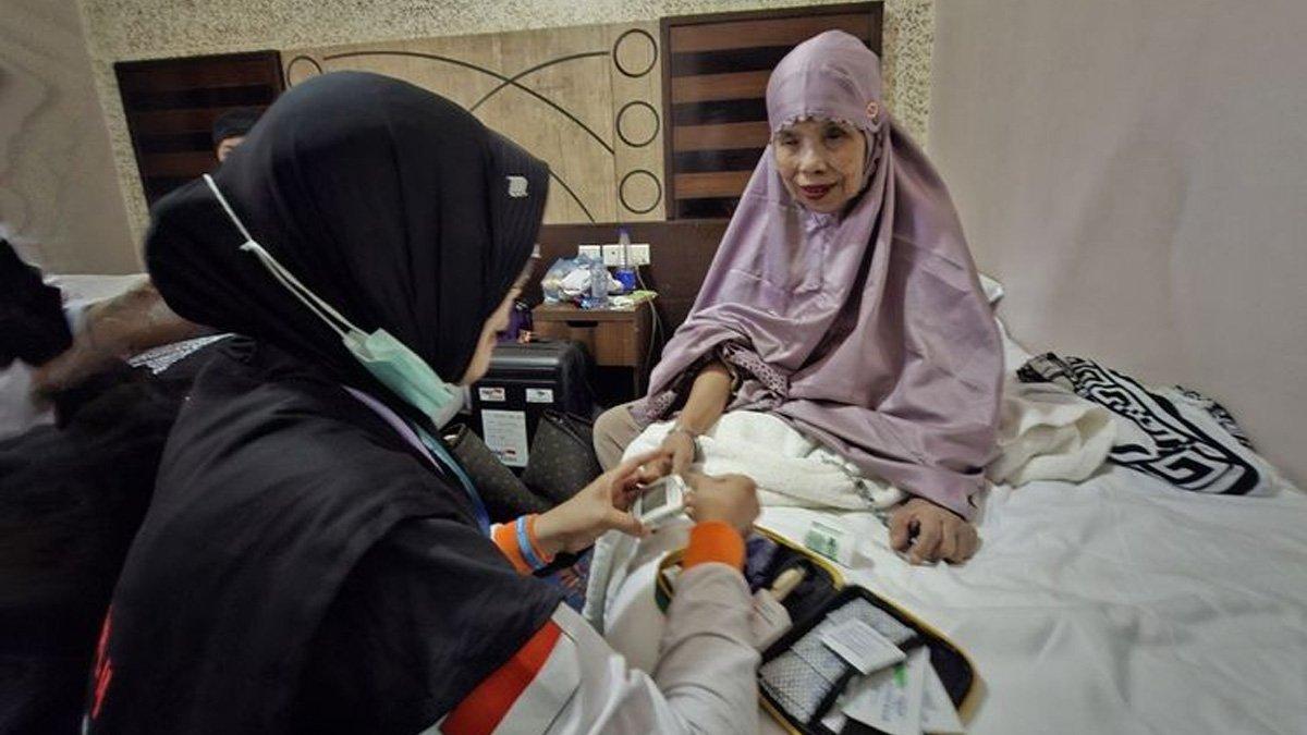 Petugas kesehatan sedang memerika kesehatan jemaah haji asal Parepare, Makasar, Sajeriah (65), jemaah haji penyandang tuna netra.
