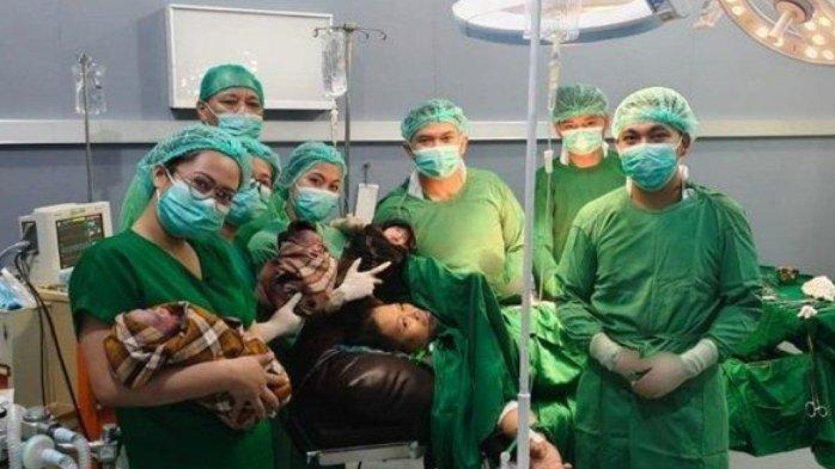 Petugas medis foto bersama dengan bayi kembar 3 yang lahir di RS Fatima, Makale, Kabupaten Tana Toraja, Sulsel, Senin (8/7/2024) pagi. Bayi tersebut lahir dari ibu bernama Rulpiani.