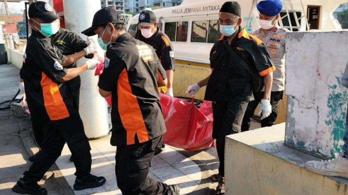 Petugas membawa mayat yang ditemukan di Pulau Seribu turun dari kapal di Dermaga Marina Ancol, Pademangan, Jakarta Utara, Senin (25/9/2023) petang.