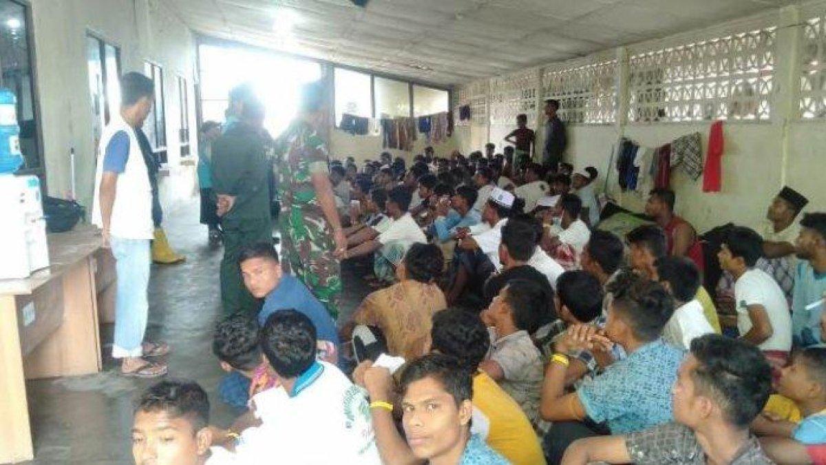 Petugas mengecek jumlah Rohingya yang menempati eks Kantor Imigrasi Lhokseumawe