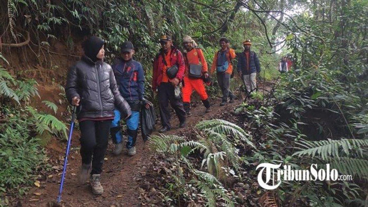 Petugas mengevakuasi dua pendaki Gunung Lawu yang mengalami hipotermia