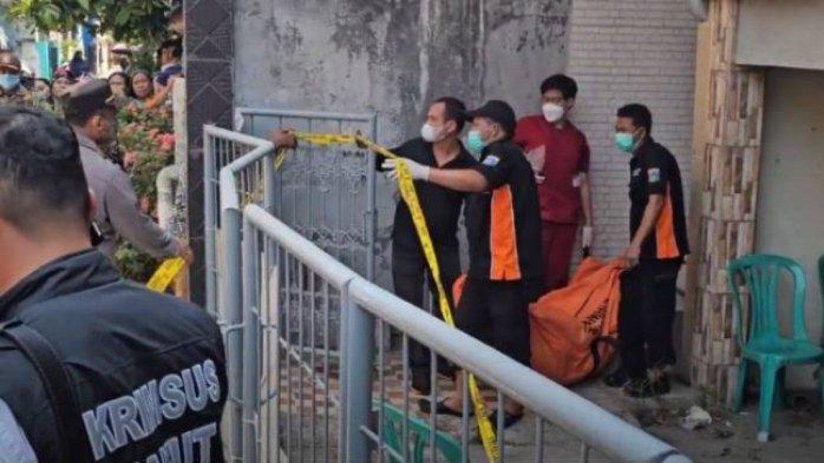 Petugas Suku Dinas Pemakaman Jakarta Utara dan Petugas dari Polres Jakarta Utara sedang mengevakuasi jenazah pria (50) yang ditemukan sudah membusuk di dalam rumah di jalan Balai Rakyat V, Koja, Jakarta Utara, Sabtu (28/10/2023).