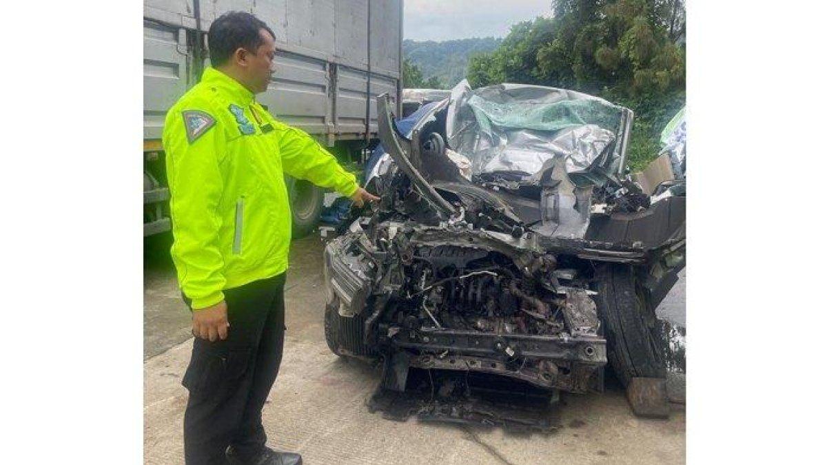 Petugas saat mengevakuasi mobil Habib Haedar Alwi Assegaf usai mengalami kecelakaan di Tol Batang - Semarang