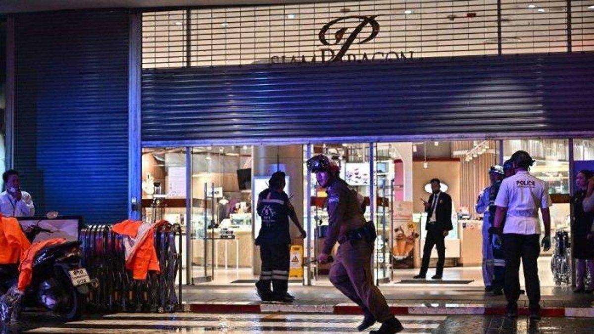 Petugas polisi dan petugas penyelamat berdiri di luar pusat perbelanjaan Siam Paragon di Bangkok