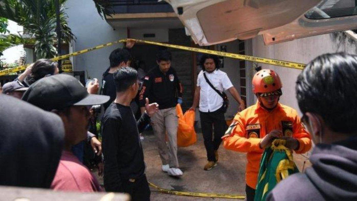 Petugas saat mengevakuasi korban bunuh diri di Dusun Boro Bugis, Desa Saptorenggo, Kecamatan Pakis, Kabupaten Malang, Selasa (12/12/2023).