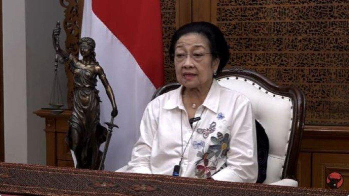 Ketua PDI Perjuangan, Megawati Soekarnoputri saat berpidato terkait dinamika politik saat ini yang ditayangkan secara daring, Minggu (12/11/2023). Berikut pidato lengkap Megawati terkait putusan MKMK di mana dia turut menyinggung adanya kecurangan yang sudah dimulai dalam Pemilu 2024.