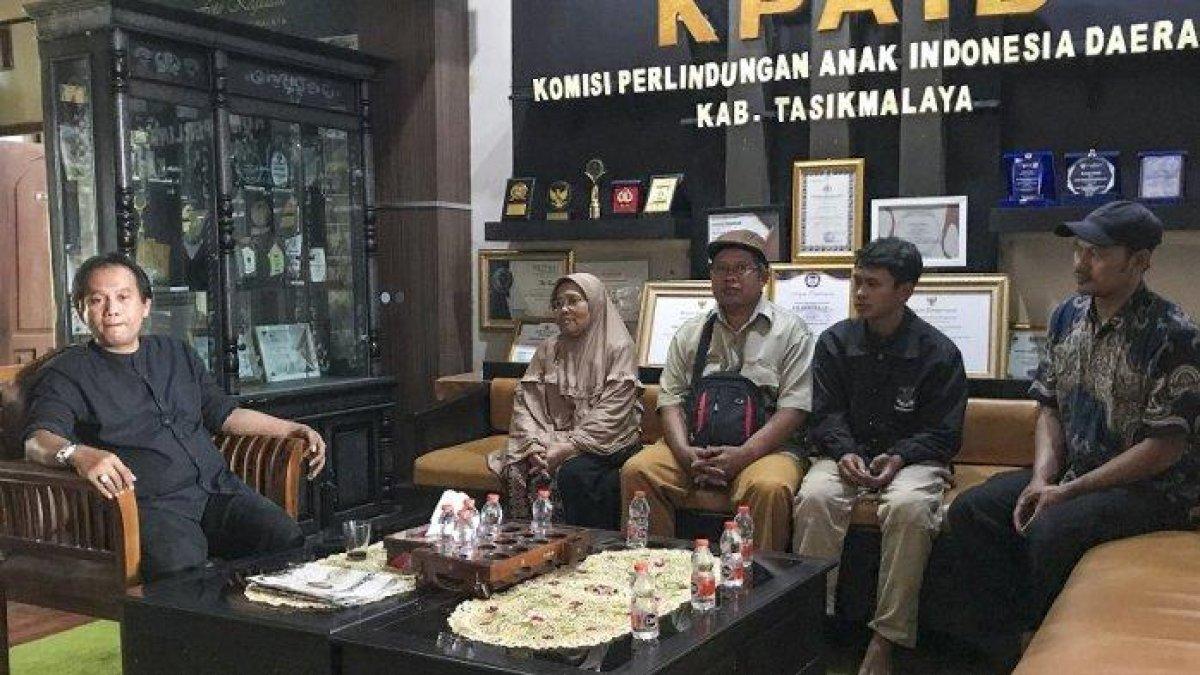 Pihak keluarga anak perempuan 12 tahun asal Kampung Cimuncang, Desa Geresik, Kecamatan Jamanis, Kabupaten Tasikmalaya, Jawa Barat, melaporkan ancaman pembunuhan tiga kali dari orang tidak dikenal ke KPAID Kabupaten Tasikmalaya pada Kamis (10/8/2023).