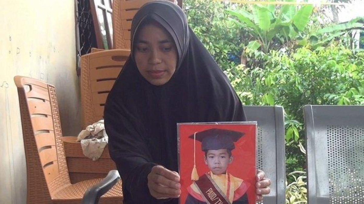 Pihak kelurga saat memperlihatkan foto korban yang tertimpa dinding tempat berwudhu