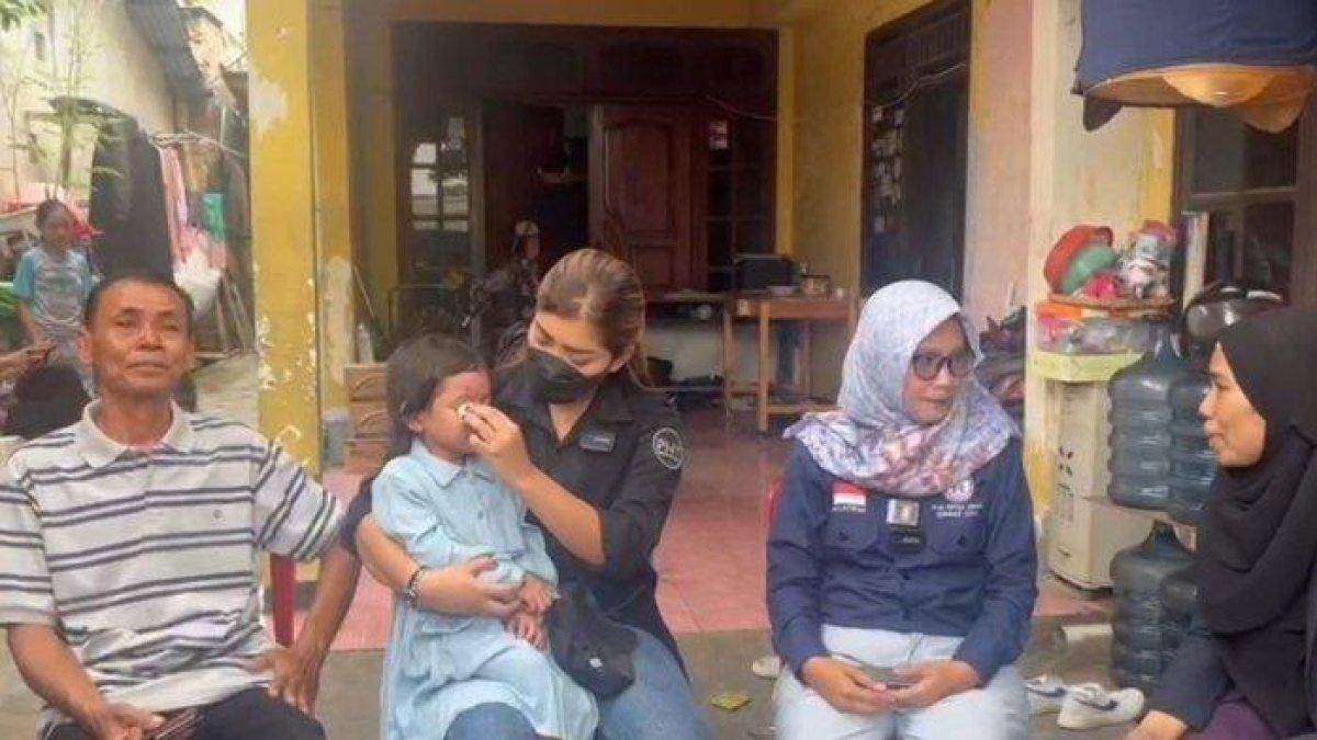 Pejabat Sementara Ketua Umum Komisi Nasional Perlindungan Anak (Komnas PA) Lia Latifah bersama YouTuber Pratiwi Noviyanthi tengah berbincang dengan NY (38), ibu tiri yang menganiaya NT di kediaman ketua RT yang beralamat di Kompleks Lapas Kelas 1 Tangerang, RT 005 RW 04, Kelurahan Babakan, Kecamatan Tangerang, Kota Tangerang, Senin (20/11/2023). Dalam memon tersebut, NT menangis ketika ditanyakan Lia mengenai apakah berkenan tinggal kembali bersama ibu tirinya.