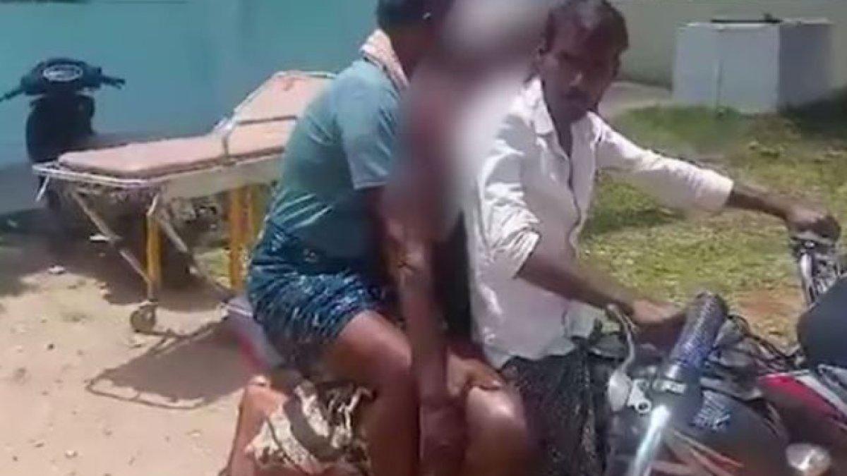 Pilu nasib seorang anak di India yang kehilangan sang ayah untuk selamanya terlebih membawa jenazah sang ayah menggunakan sepeda motor