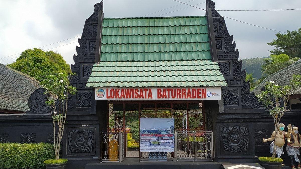 Pintu gerbang Lokawisata Baturraden, Kabupaten Banyumas, Jawa Tengah.